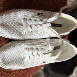 Bright white sneak great condition black heel